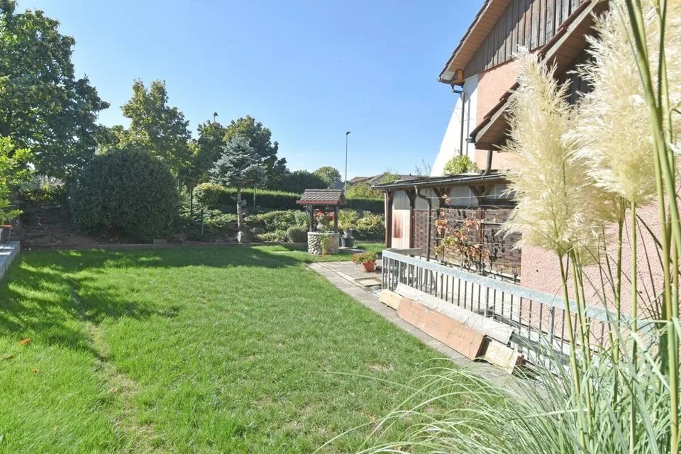 Maison mitoyenne solide avec de nombreuses possibilités – photo 2 sur 13