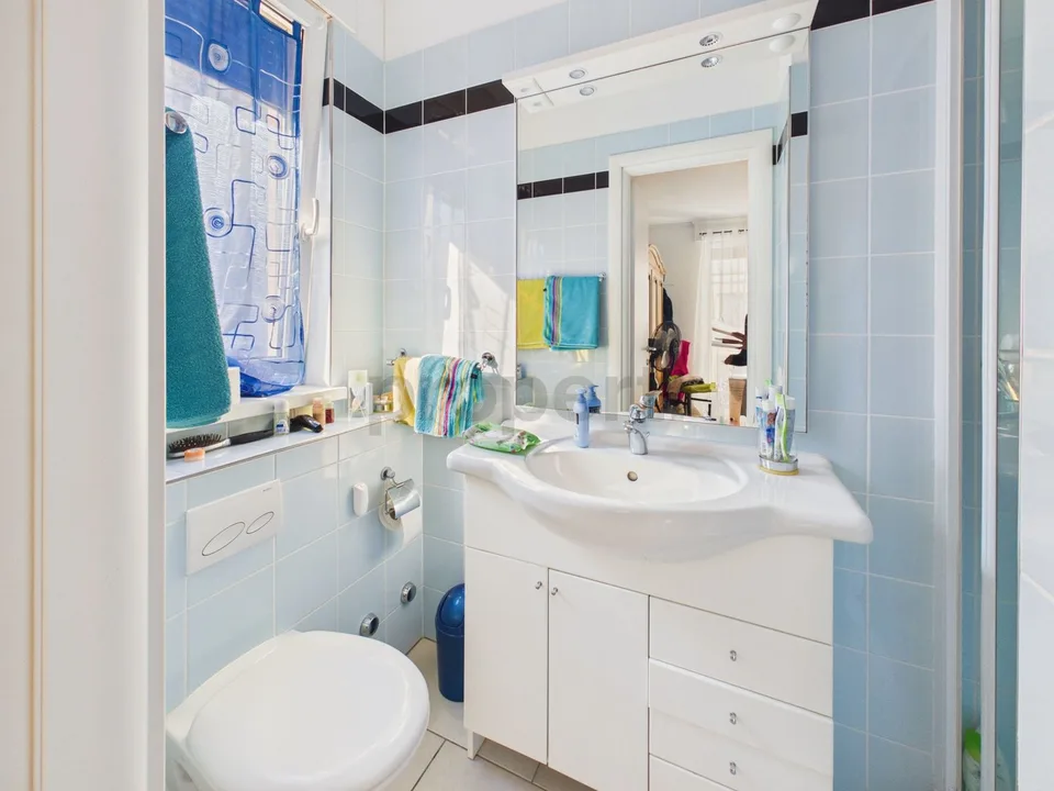 Spacieuses chambres à coucher, ameublement de goût inclus & place de parc couverte ! – photo 8 sur 10