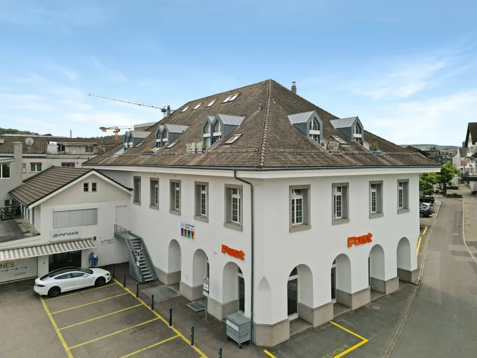 Bâtiment résidentiel/commercial entièrement loué dans un emplacement central – photo 2 sur 3