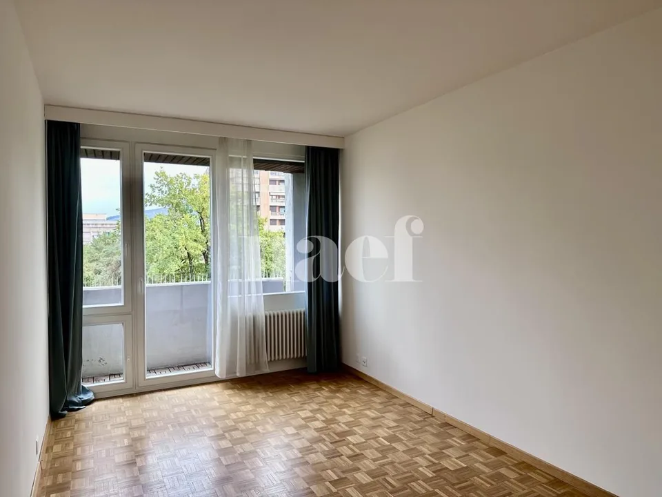 3 piece modern apartment with balcony in the heart of Champel – photo 7 of 10