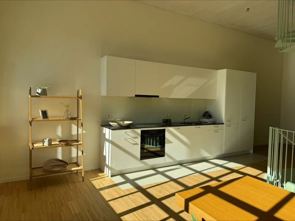 Einzigartige Loftwohnung mit Bogenfenster und Dachterrasse – Foto 3 von 7
