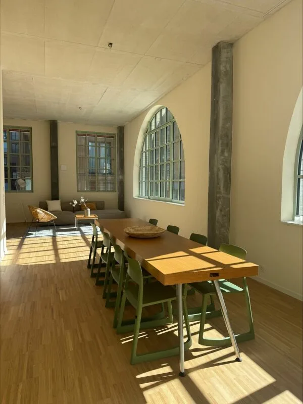 Einzigartige Loftwohnung mit Bogenfenster und Dachterrasse – Foto 2 von 7