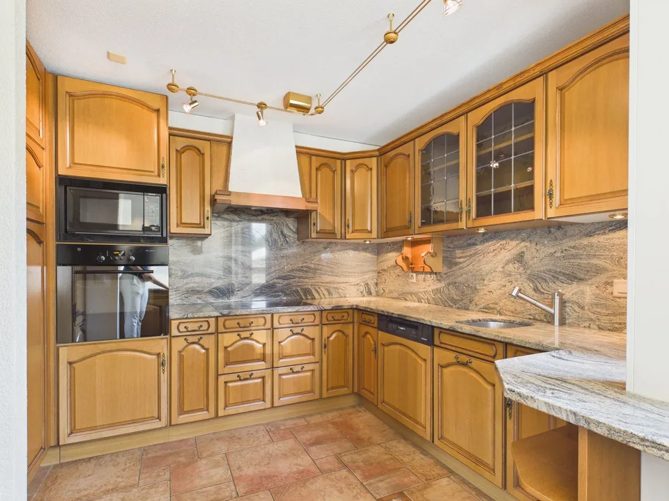 Exclusive 7.5-room single-family house with pool, winter garden, and plenty of privacy in Arch BE – photo 10 of 25
