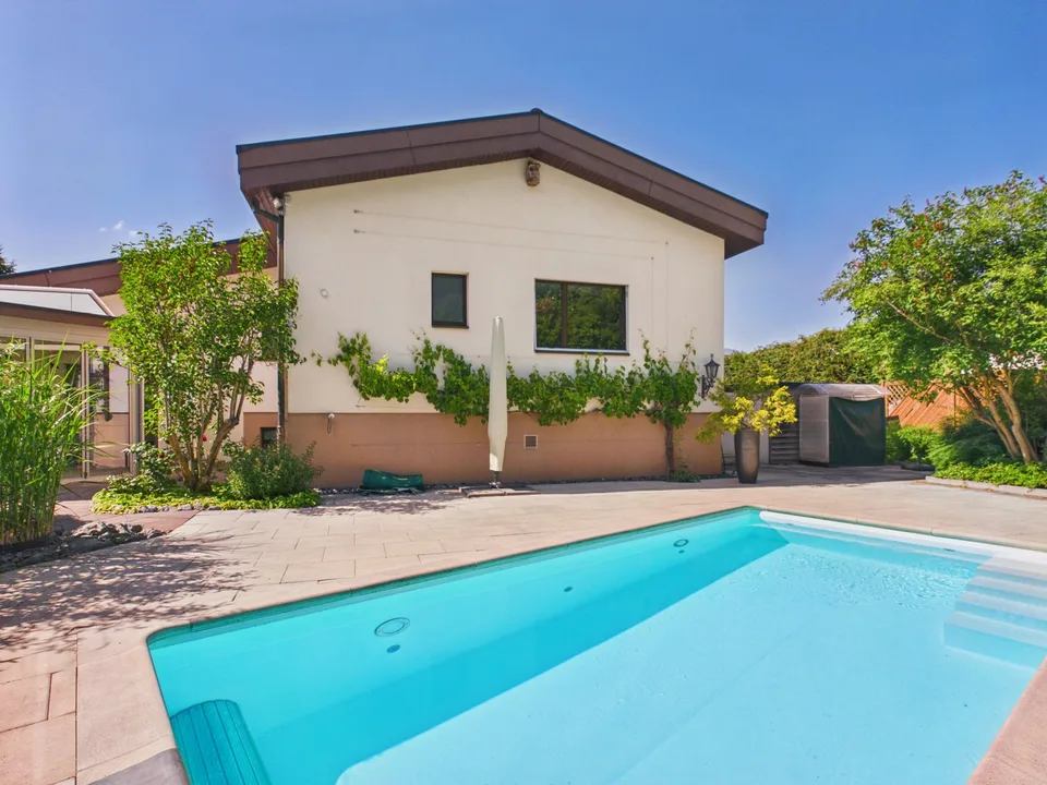 Exclusive 7.5-room single-family house with pool, winter garden, and plenty of privacy in Arch BE – photo 22 of 25