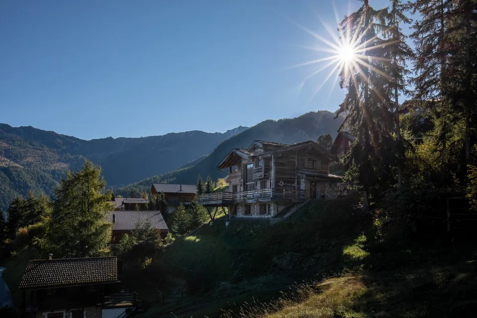 Atemberaubendes 11-Zimmer-Chalet zum Verkauf in La Tzoumaz – Bergleben auf höchstem Niveau – Foto 3 von 14