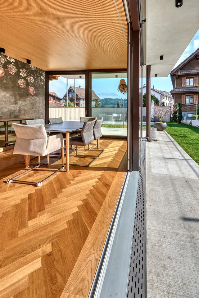 Maison en bois traditionnelle avec extension en verre moderne - vivre sur 8 pièces – photo 4 sur 7