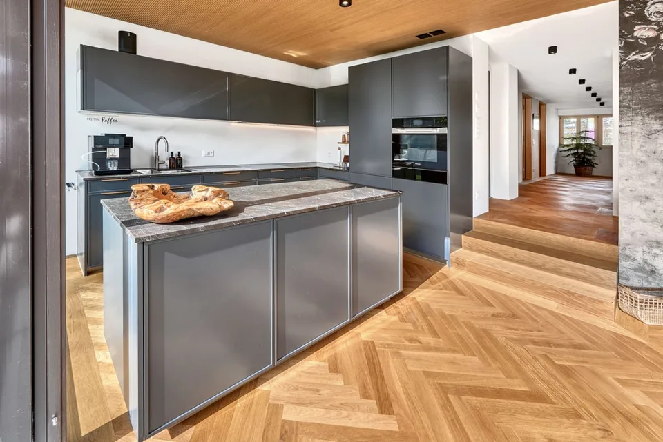 Maison en bois traditionnelle avec extension en verre moderne - vivre sur 8 pièces – photo 2 sur 7