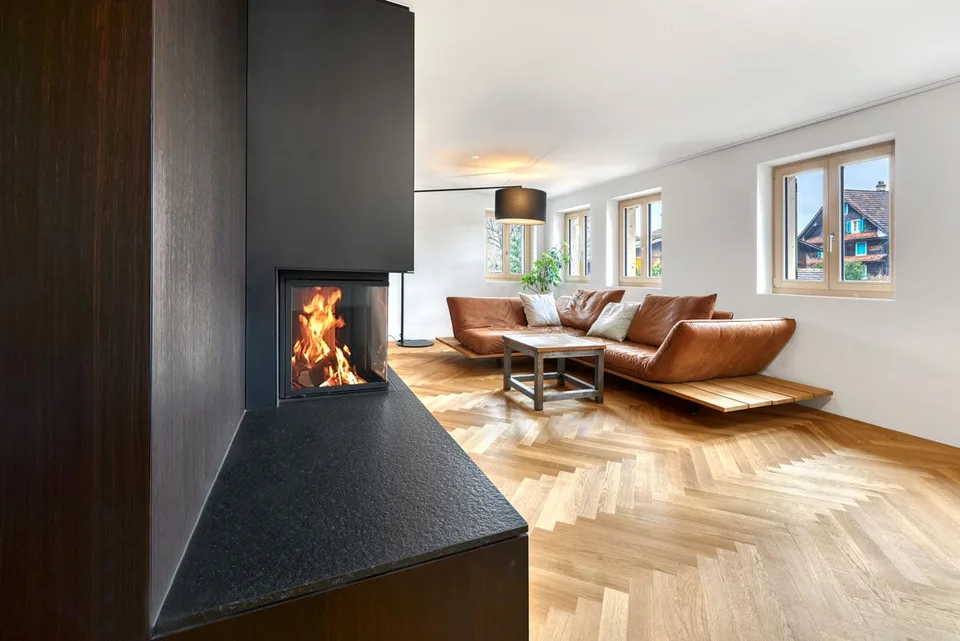 Maison en bois traditionnelle avec extension en verre moderne - vivre sur 8 pièces – photo 3 sur 7