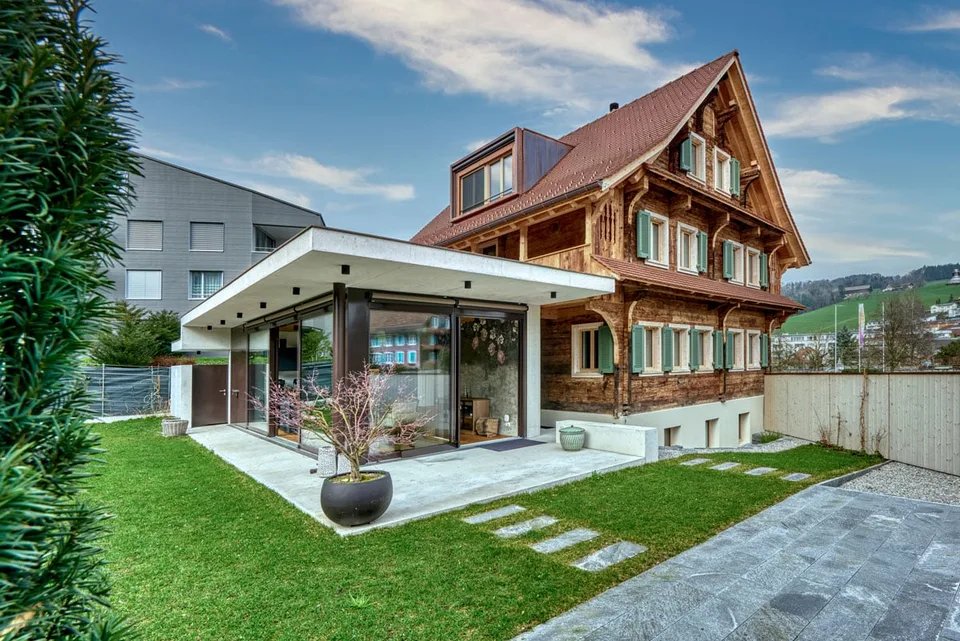 Maison en bois traditionnelle avec extension en verre moderne - vivre sur 8 pièces – photo 7 sur 7