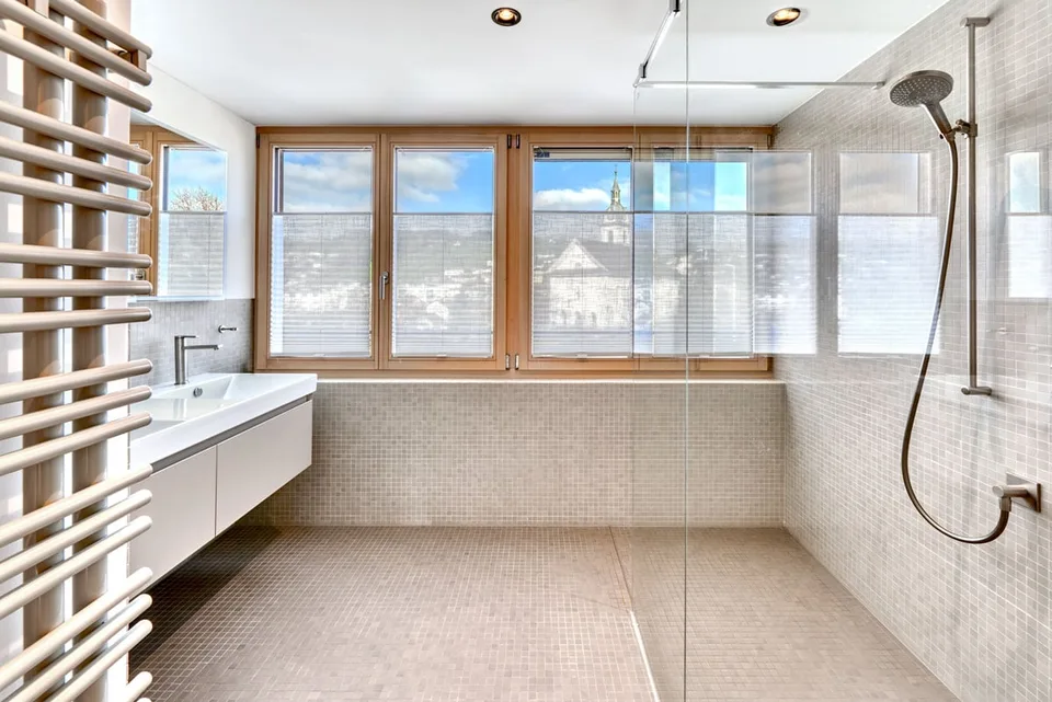 Maison en bois traditionnelle avec extension en verre moderne - vivre sur 8 pièces – photo 6 sur 7