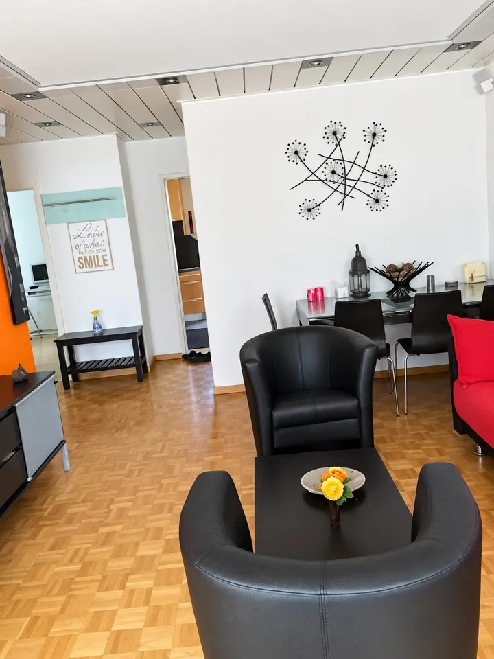 ⭐Charmantes möbliertes 3.5-Zimmer-Apartment mit Balkon in Opfikon – Foto 3 von 16