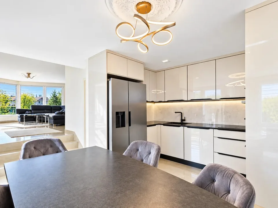 Maison de ville d'angle de 5,5 pièces à Therwil - entièrement rénovée en 2025 – photo 7 sur 13