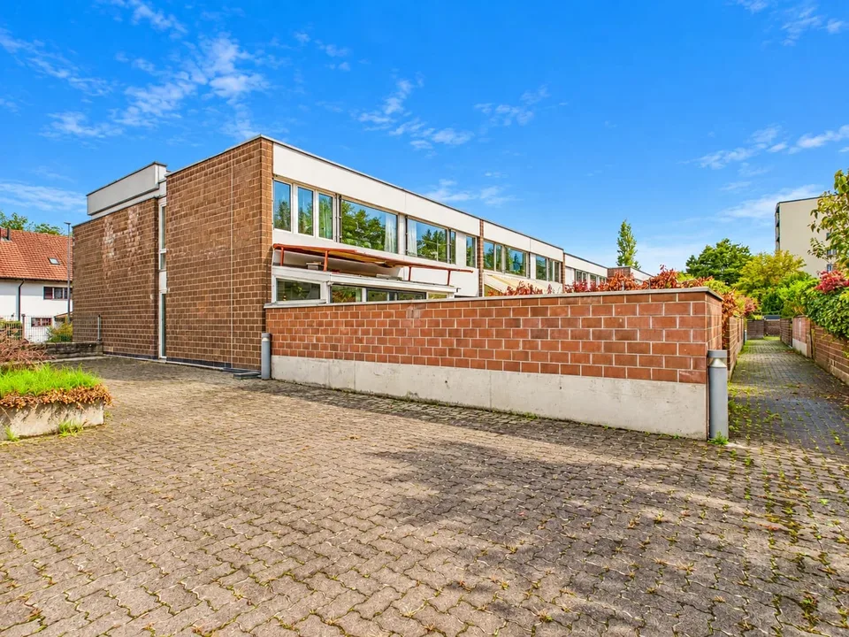Maison de ville d'angle de 5,5 pièces à Therwil - entièrement rénovée en 2025 – photo 12 sur 13