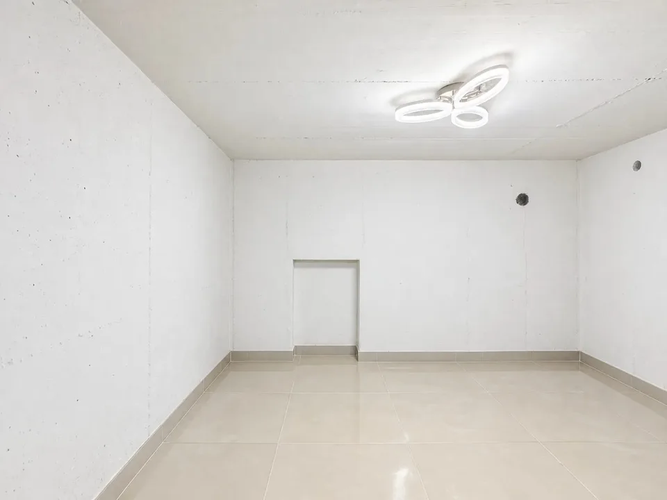 Maison de ville d'angle de 5,5 pièces à Therwil - entièrement rénovée en 2025 – photo 10 sur 13