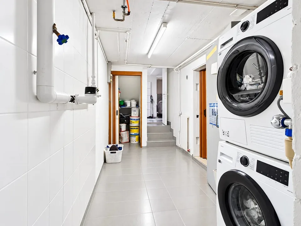 Maison de ville d'angle de 5,5 pièces à Therwil - entièrement rénovée en 2025 – photo 8 sur 13