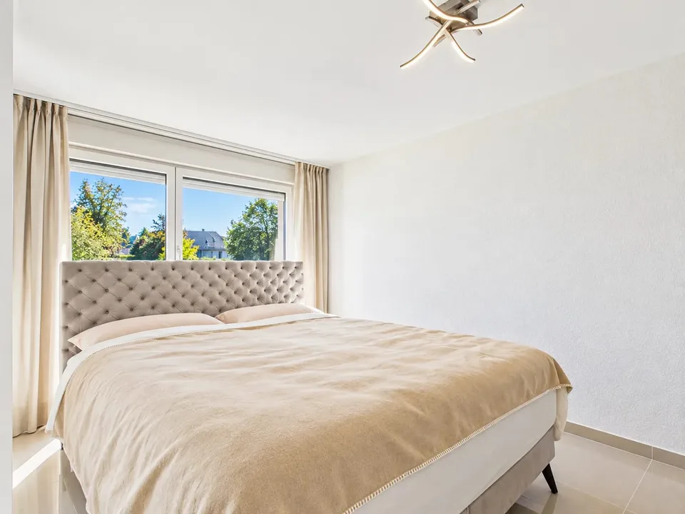 Maison de ville d'angle de 5,5 pièces à Therwil - entièrement rénovée en 2025 – photo 4 sur 13
