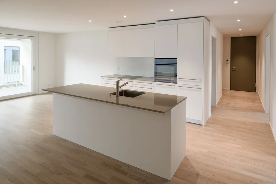 Appartement moderne, situé au centre, 3,5 pièces, avec bonne connexion aux transports en commun, – photo 4 sur 7