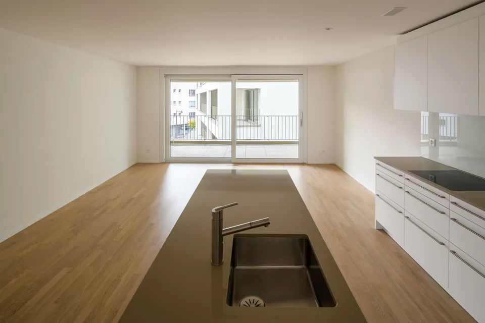 Appartement moderne, situé au centre, 3,5 pièces, avec bonne connexion aux transports en commun, – photo 2 sur 7