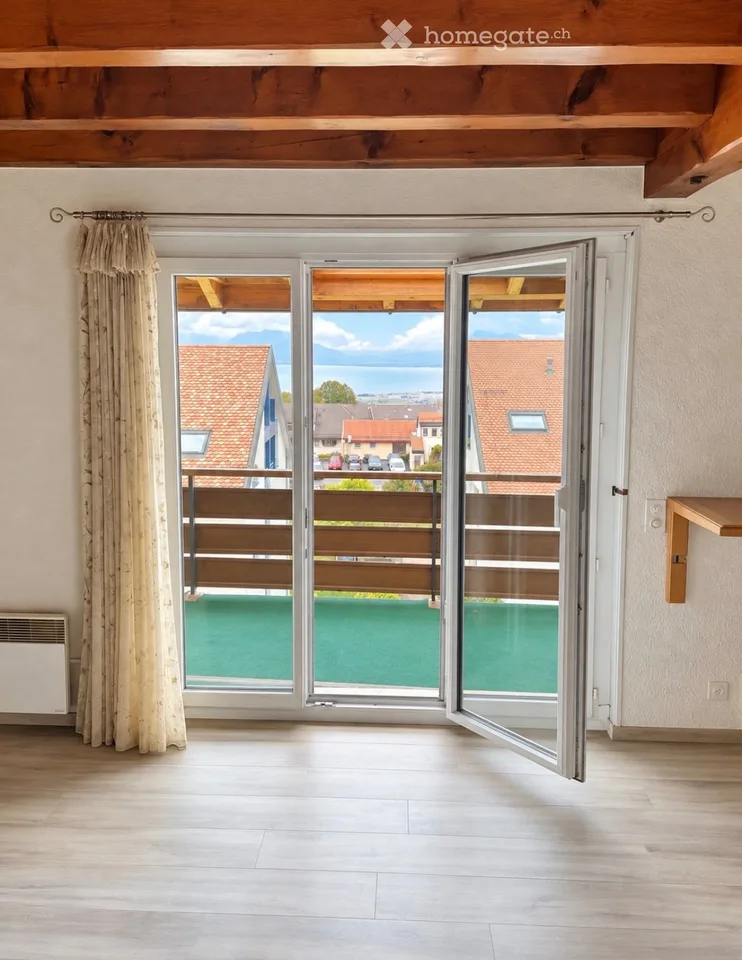Helles Doppelhaus mit Balkon und Blick auf den Arzier-See – Foto 2 von 5