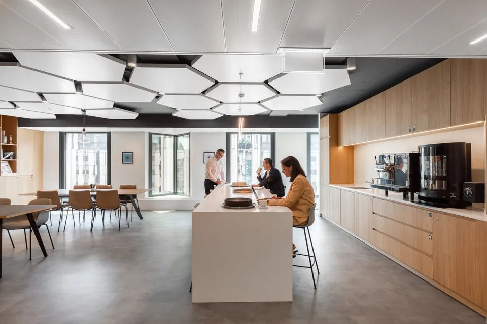 Büro-Design für 30 Personen bei Spaces Main Station – Foto 9 von 11