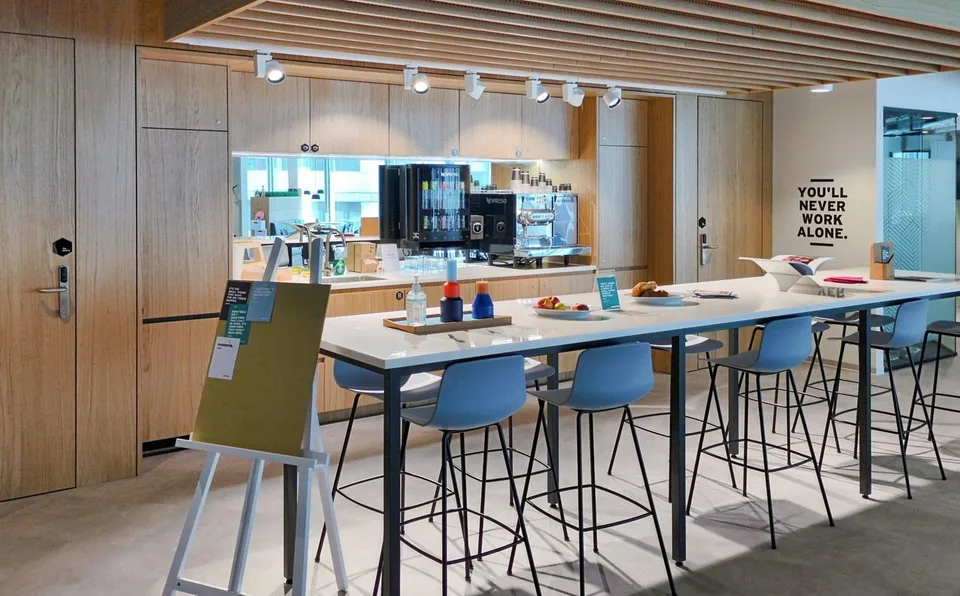 Büro-Design für 30 Personen bei Spaces Quartier de l'Étang – Foto 9 von 11