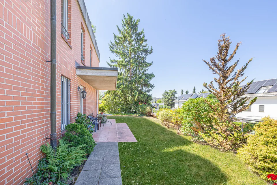 Stilvoll wohnen in einem Terrassenhaus mit eigenem Garten – foto 2 di 13