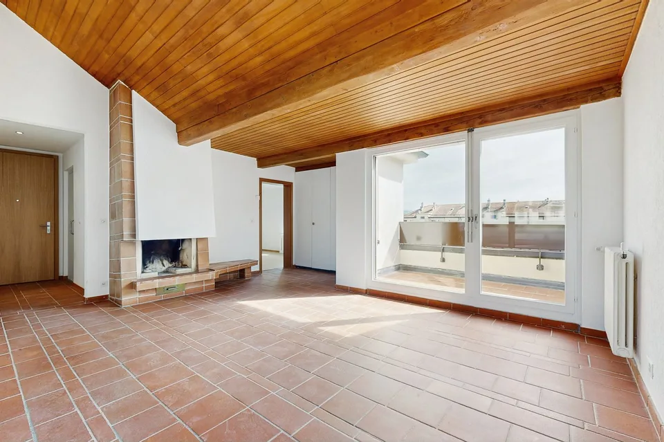 Logement rénové, traversant et occupant tout le dernier étage – photo 2 sur 9
