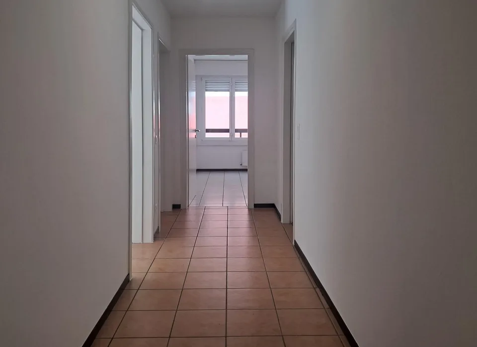 Chiasso: spacieux appartement de 5,5 pièces avec balcons – photo 10 sur 14