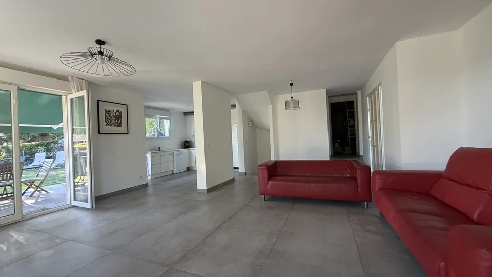 Maison familiale avec joli jardin et vue dégagée – Foto 3 von 13