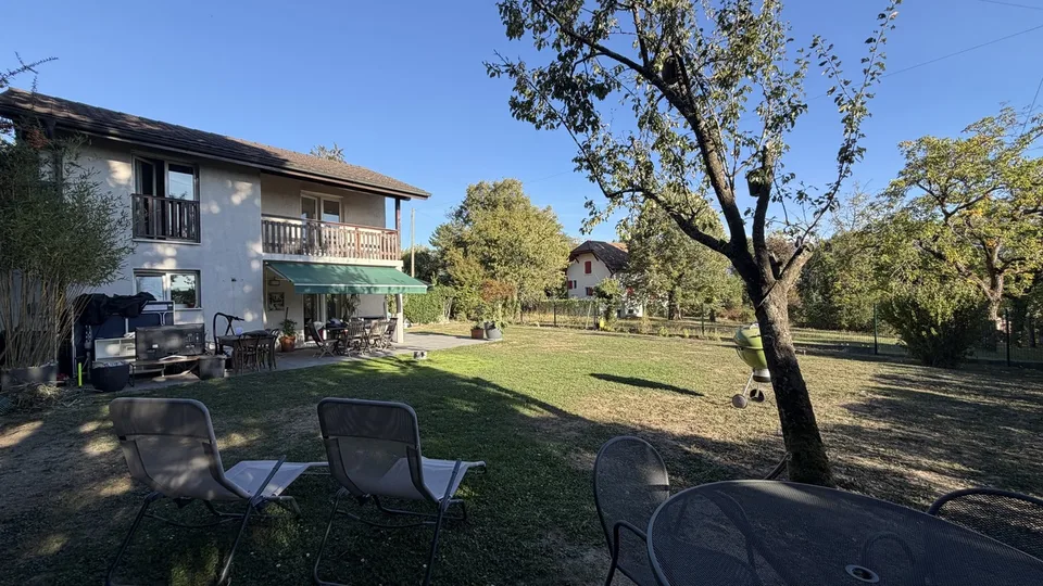 Maison familiale avec joli jardin et vue dégagée – Foto 2 von 13