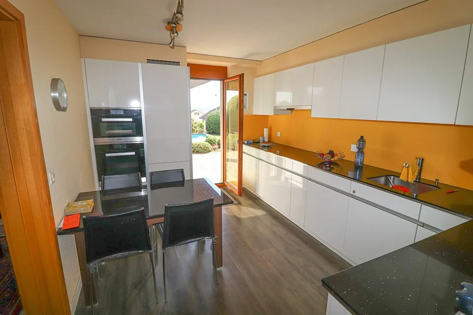 Maison unifamiliale de 7,5 pièces avec grand piscine sur un terrain de 1'104 m2 – photo 6 sur 16