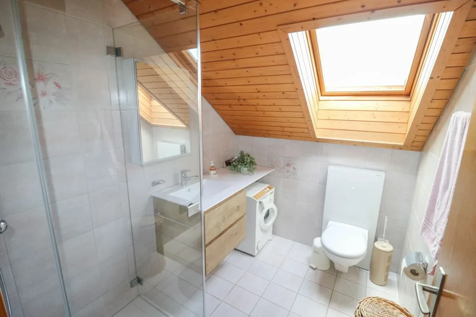 Maison unifamiliale de 7,5 pièces avec grand piscine sur un terrain de 1'104 m2 – photo 11 sur 16