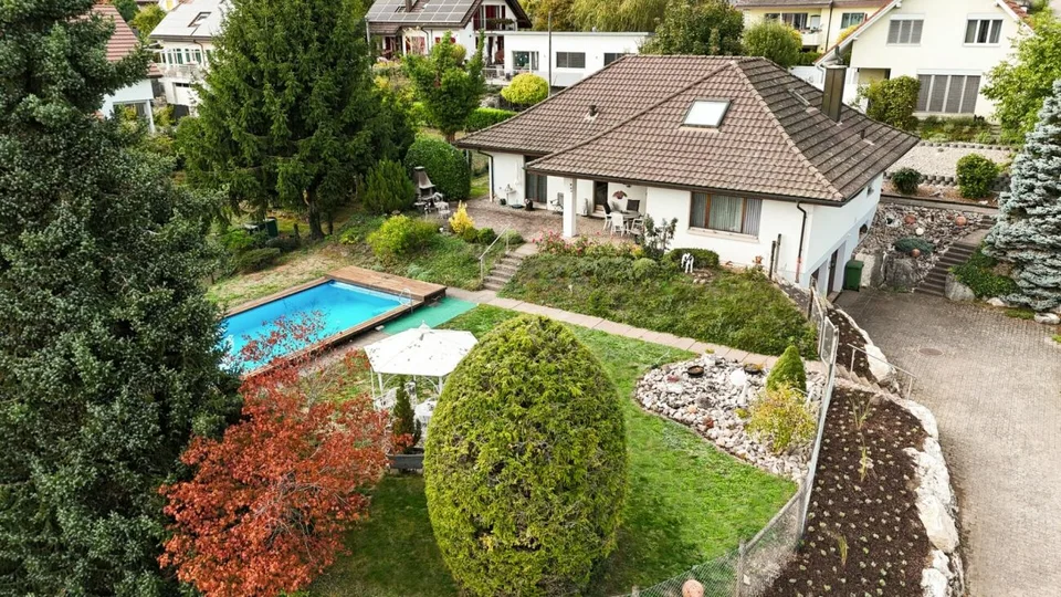 Maison unifamiliale de 7,5 pièces avec grand piscine sur un terrain de 1'104 m2 – photo 2 sur 16