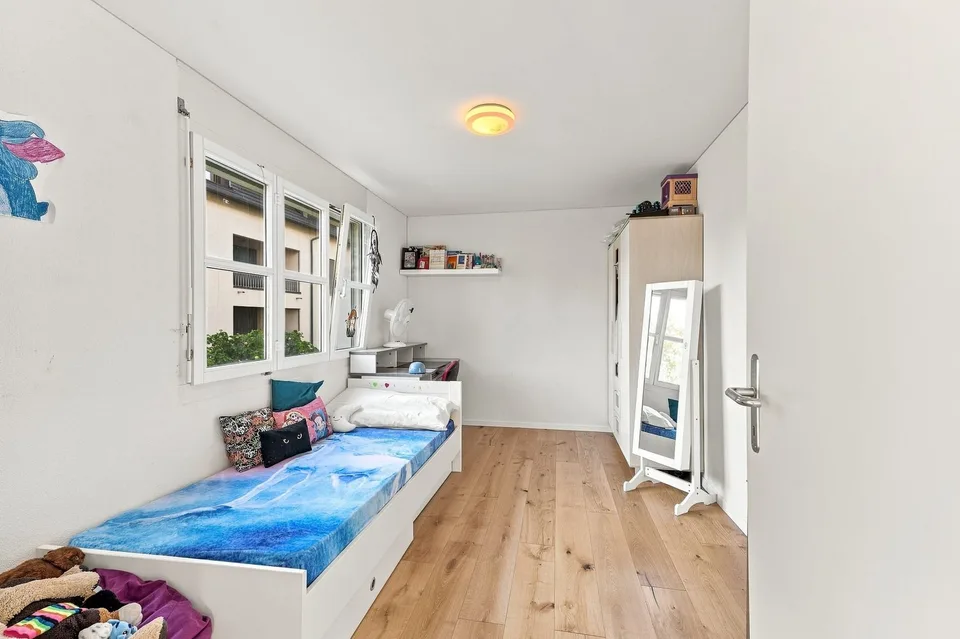 Appartement de 4,5 pièces avec cheminée incluant un carport à Jonen – photo 10 sur 13
