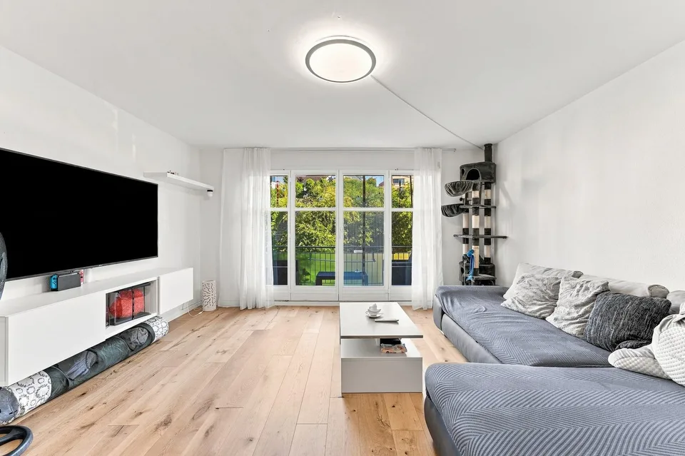 Appartement de 4,5 pièces avec cheminée incluant un carport à Jonen – photo 4 sur 13