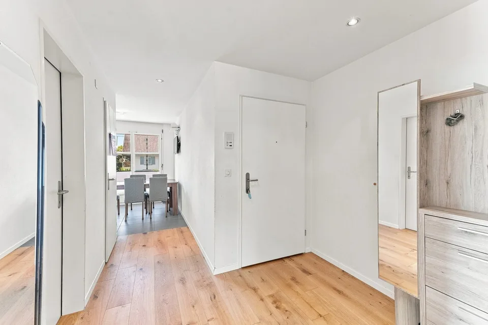 Appartement de 4,5 pièces avec cheminée incluant un carport à Jonen – photo 2 sur 13