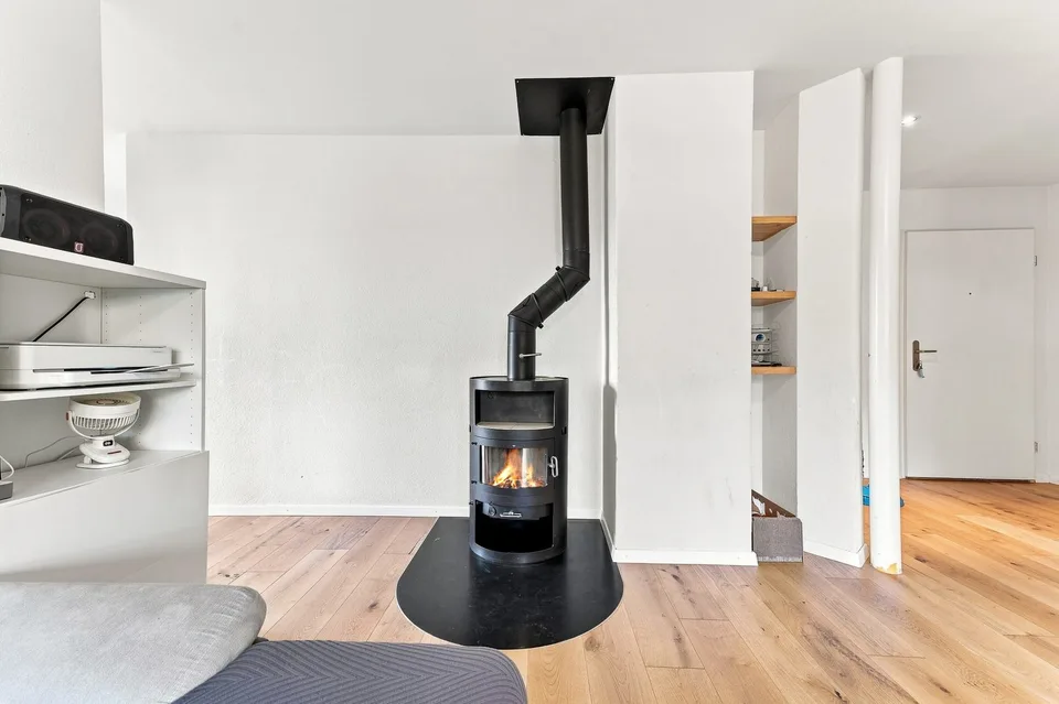 Appartement de 4,5 pièces avec cheminée incluant un carport à Jonen – photo 3 sur 13