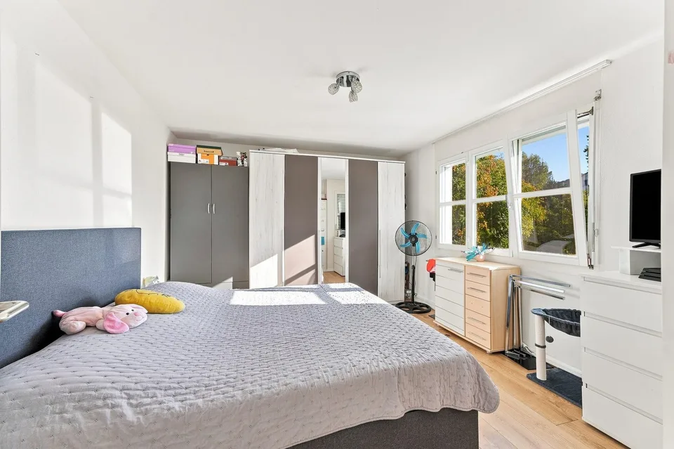 Appartement de 4,5 pièces avec cheminée incluant un carport à Jonen – photo 9 sur 13