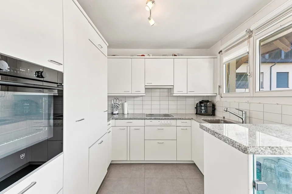 Appartement de 4,5 pièces avec cheminée incluant un carport à Jonen – photo 5 sur 13