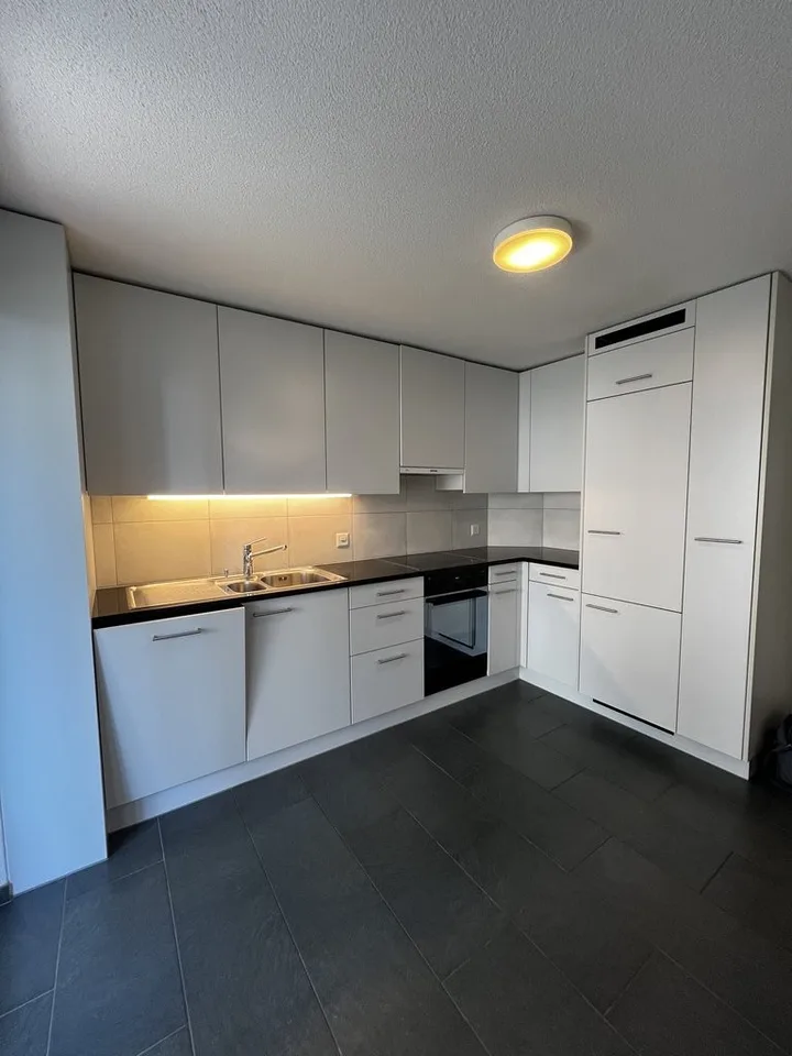Bright 4-room apartment on the ground floor in Steinhausen – photo 3 of 10