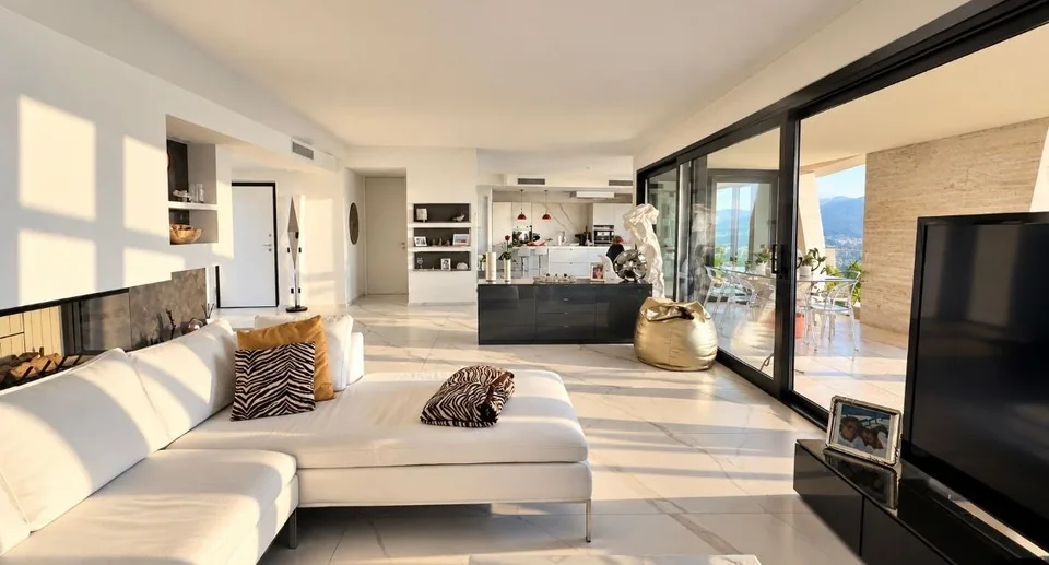 Appartement attique exclusif à Vernate avec terrasse et jardin offrant une vue imprenable sur le lac – photo 3 sur 27