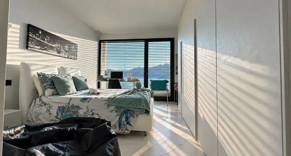 Appartement attique exclusif à Vernate avec terrasse et jardin offrant une vue imprenable sur le lac – photo 23 sur 27