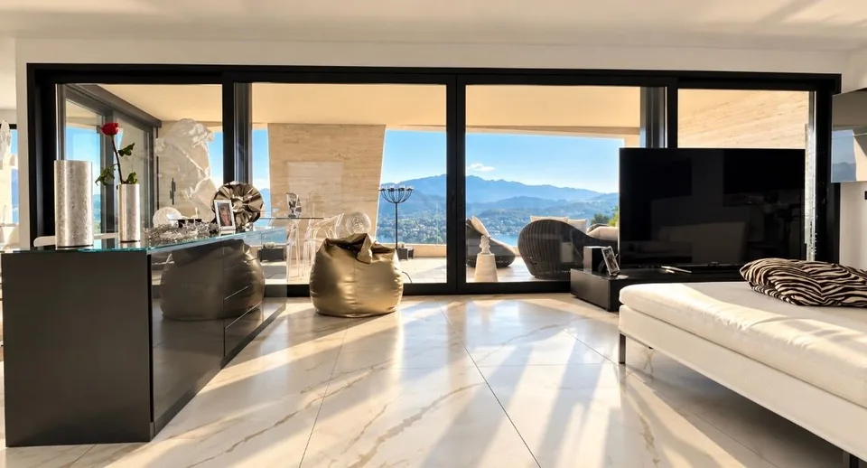 Appartement attique exclusif à Vernate avec terrasse et jardin offrant une vue imprenable sur le lac – photo 2 sur 27