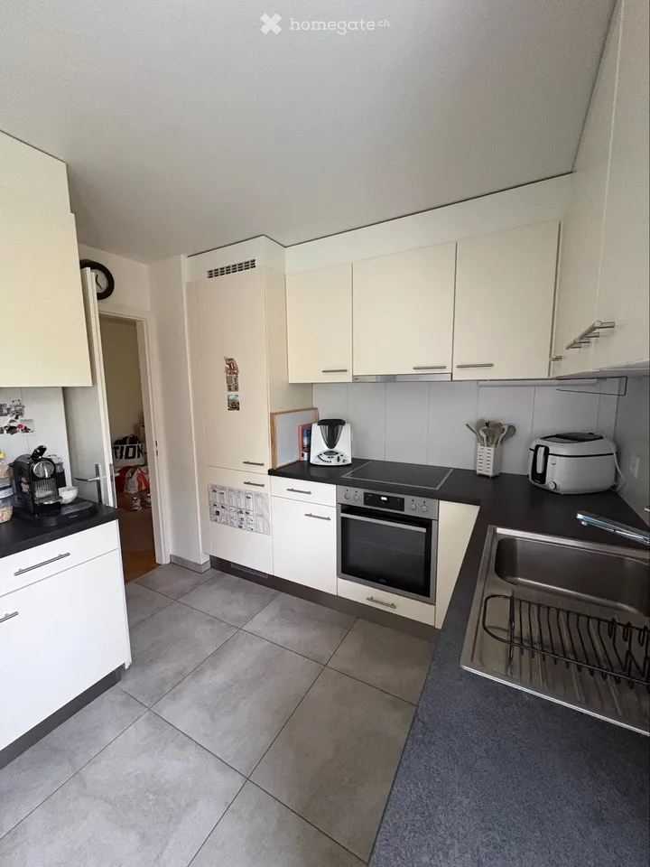 Wohnung mit 4.5 Zimmern ab 1. Dezember verfügbar – Foto 3 von 5