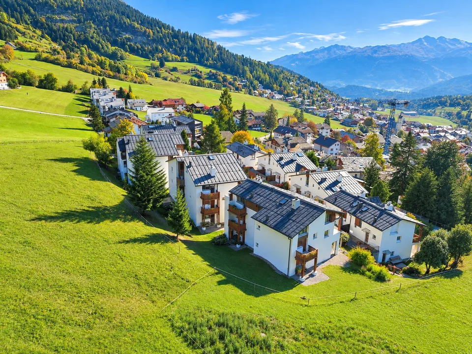 Charming 2.5-room maisonette apartment with mountain panorama in Flims-Dorf – photo 2 of 13