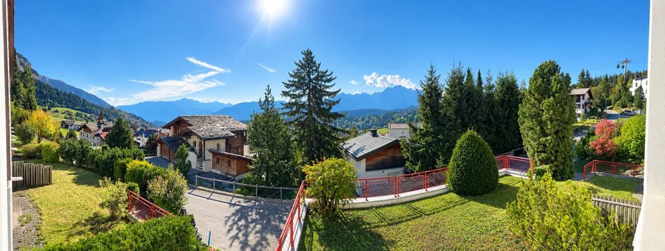 Charming 2.5-room maisonette apartment with mountain panorama in Flims-Dorf – photo 3 of 13
