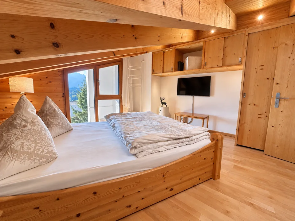 Charming 2.5-room maisonette apartment with mountain panorama in Flims-Dorf – photo 10 of 13