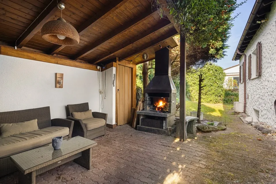 Oasi familiare tranquilla e ricercata con giardino, pergola e camino esterno – foto 12 di 13