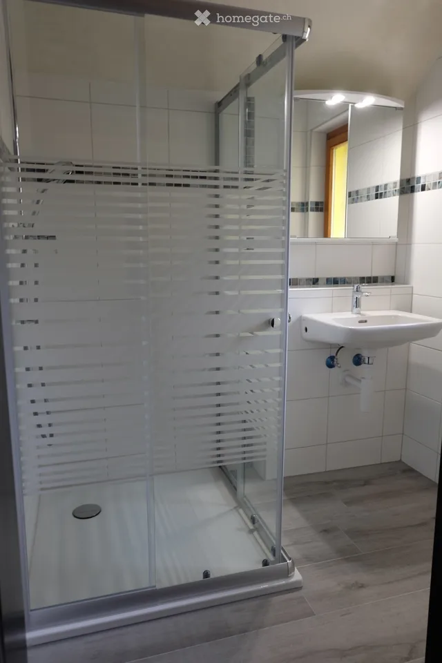 Helles 2,5-Zimmer-Wohnung in Travers – Foto 4 von 5