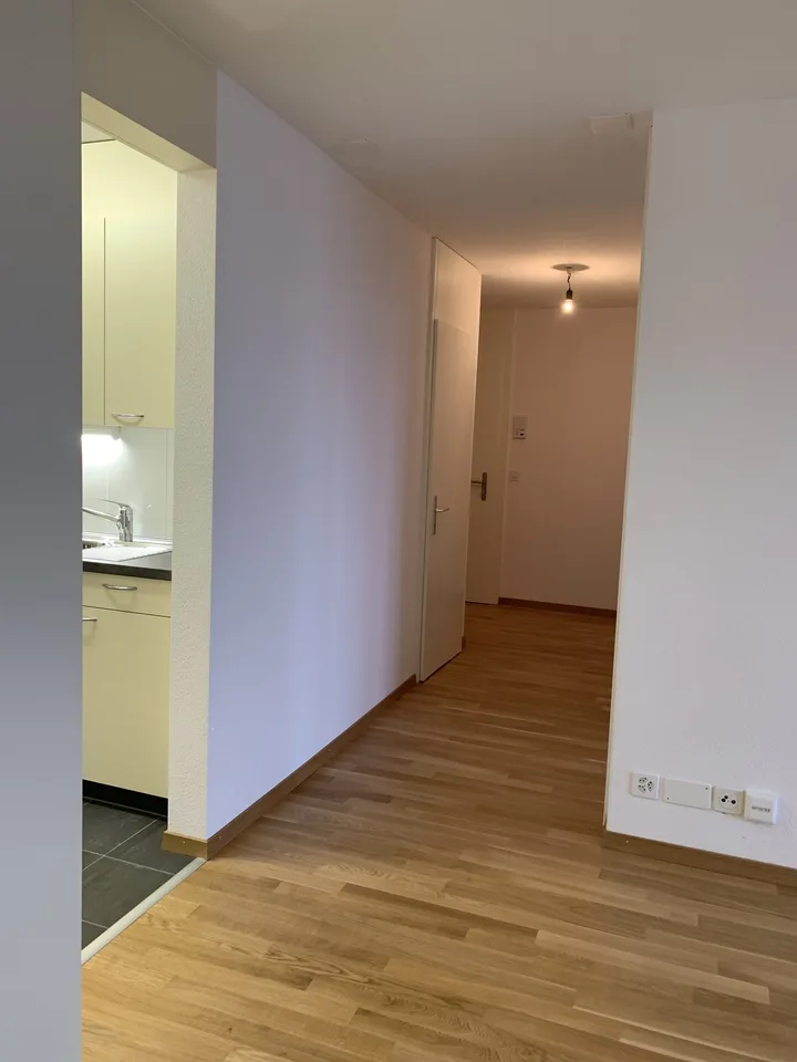 schöne 2 1/2 Zimmerwohnung mit Lift – Foto 4 von 13